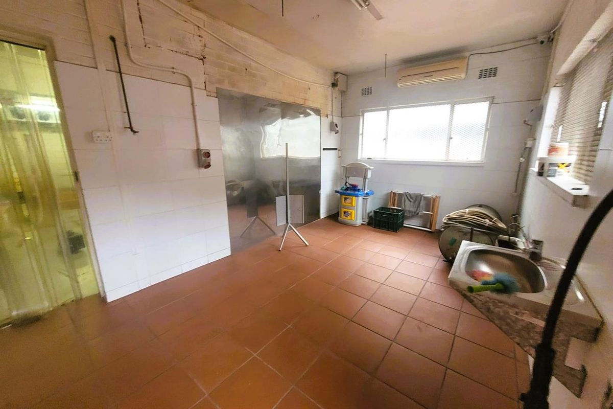 **Versatile Commercial Property -400m2 Warehouse For Sale in Umbilo** - Photo 5