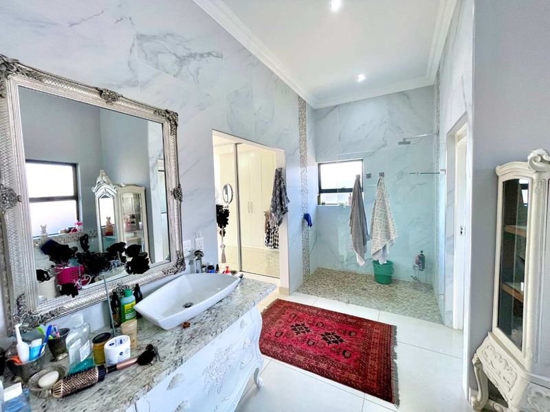 Elegant Family Living in Lombardy Estate – Luxury, Space & Timeless Comfort - Photo 9