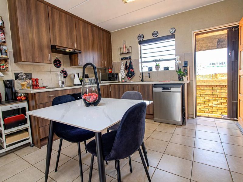 Fit for a King! - Photo 9