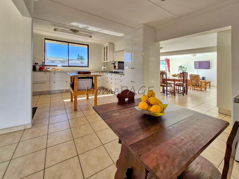 Meersig, Walvis Bay:  Attractive VERY NEAT 5 Bedr home with Flat is for Sale - Photo 9