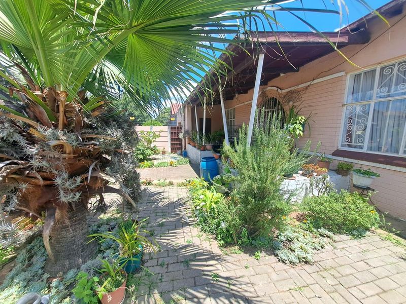 Bright & Inviting Family Home with Ample Space for All - Photo 4