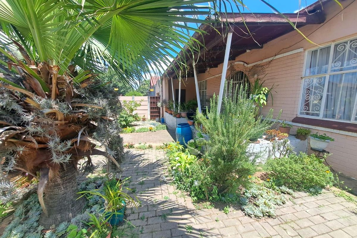 Bright & Inviting Family Home with Ample Space for All - Photo 4