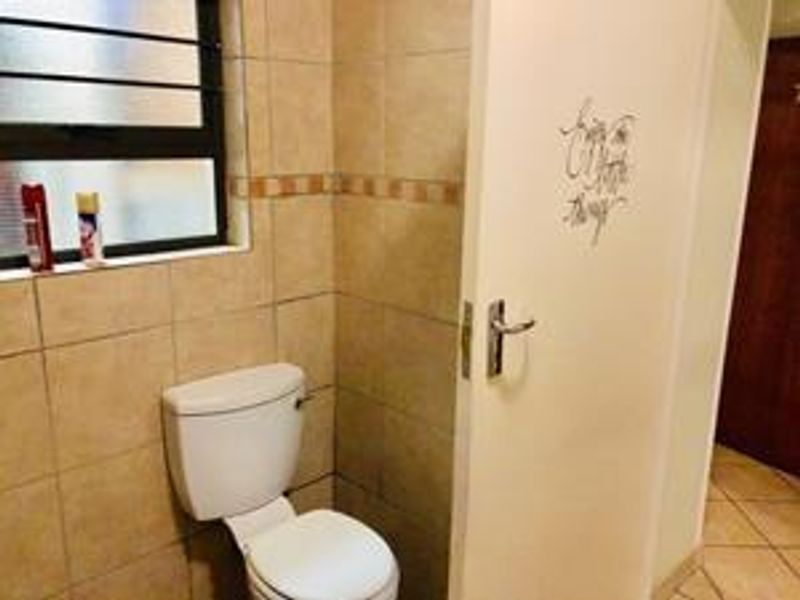 Bachelor apartment in Hazeldean. - Photo 9