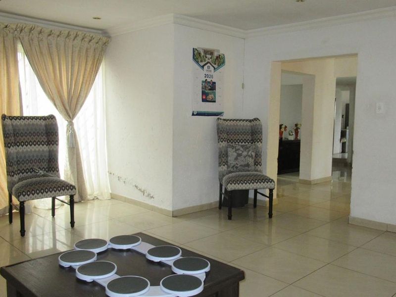 3 Bedroom House for sale in Mondeor - Photo 9