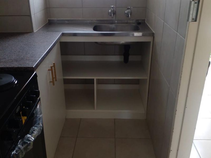 Newly Renovated Flat – Great Location & Move-In Ready! - Photo 5