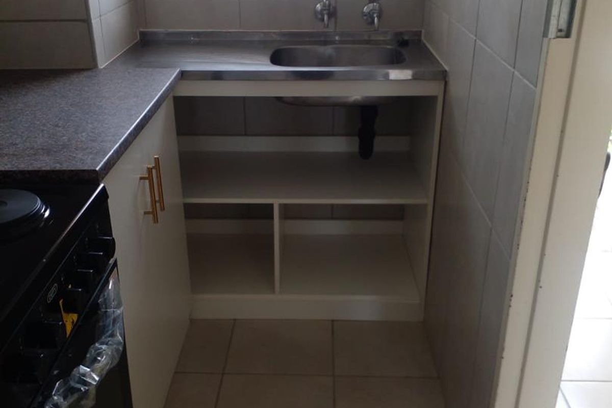 Newly Renovated Flat – Great Location & Move-In Ready! - Photo 5