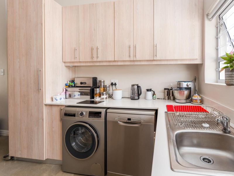 IMMACULATE GROUND FLOOR APARTMENT - Photo 10