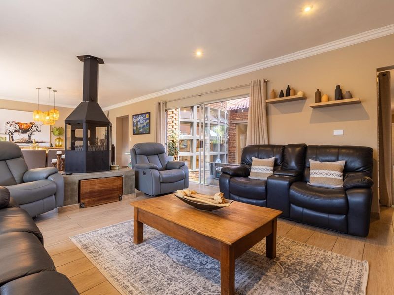 Immaculate four bedroom home with all the bells and whistles - Rooihuiskraal - Photo 4