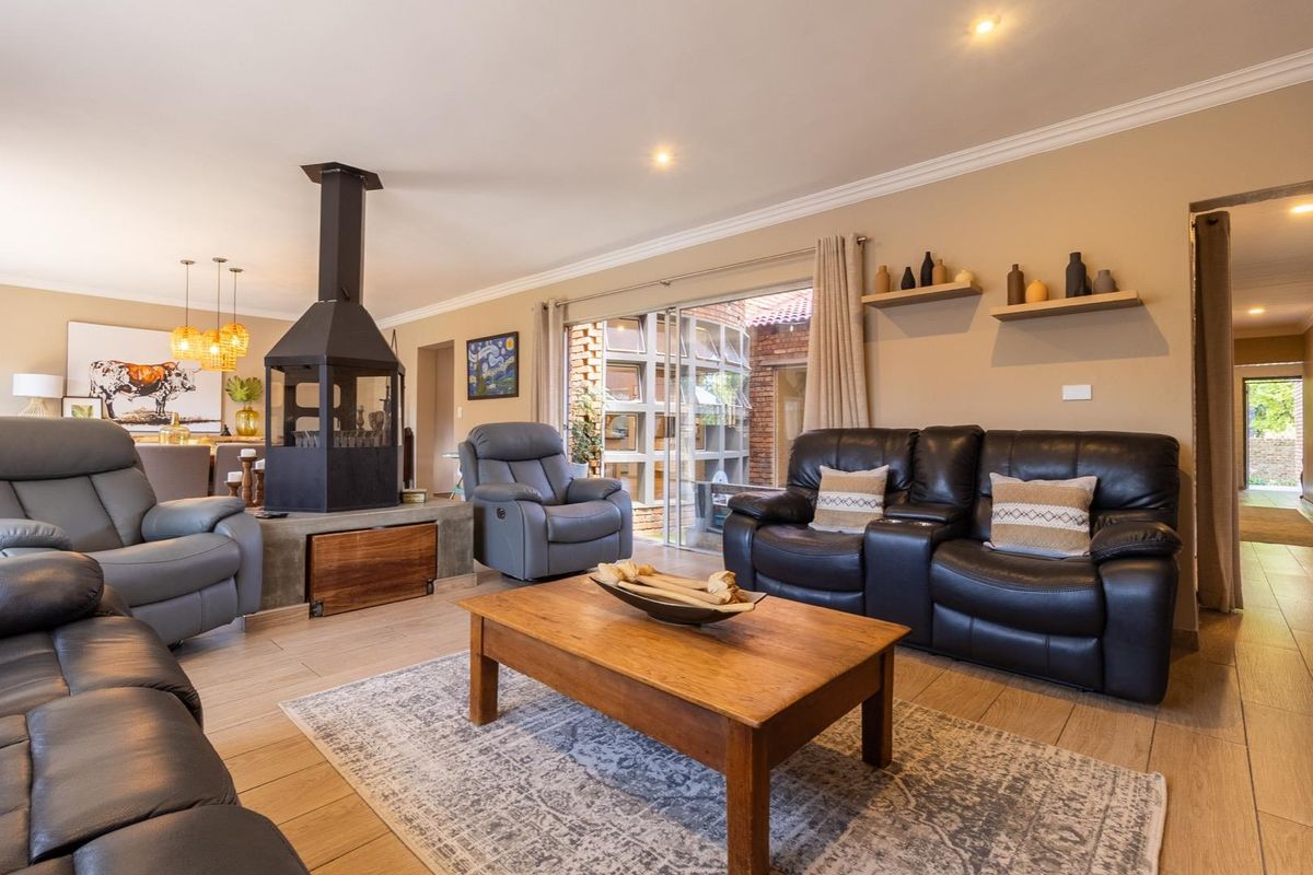 Immaculate four bedroom home with all the bells and whistles - Rooihuiskraal - Photo 4