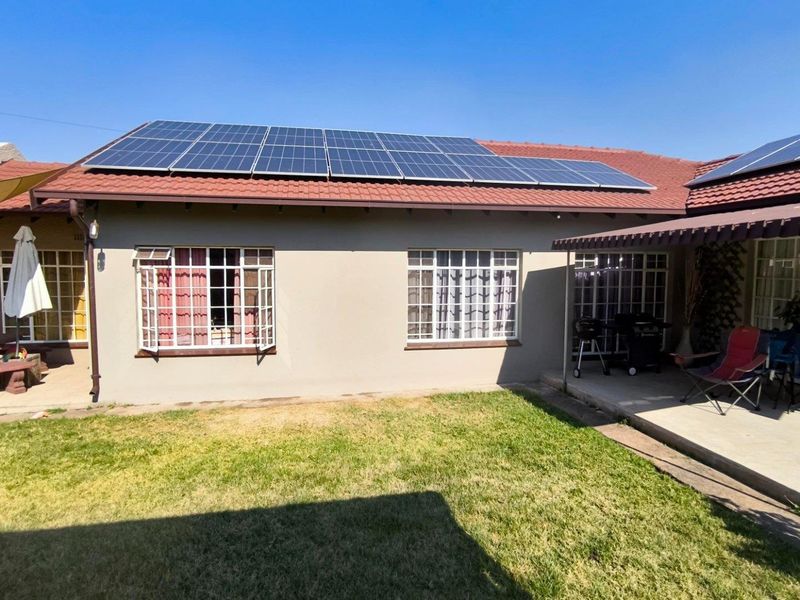 Granny Flat & FREE electricity! - Photo 3