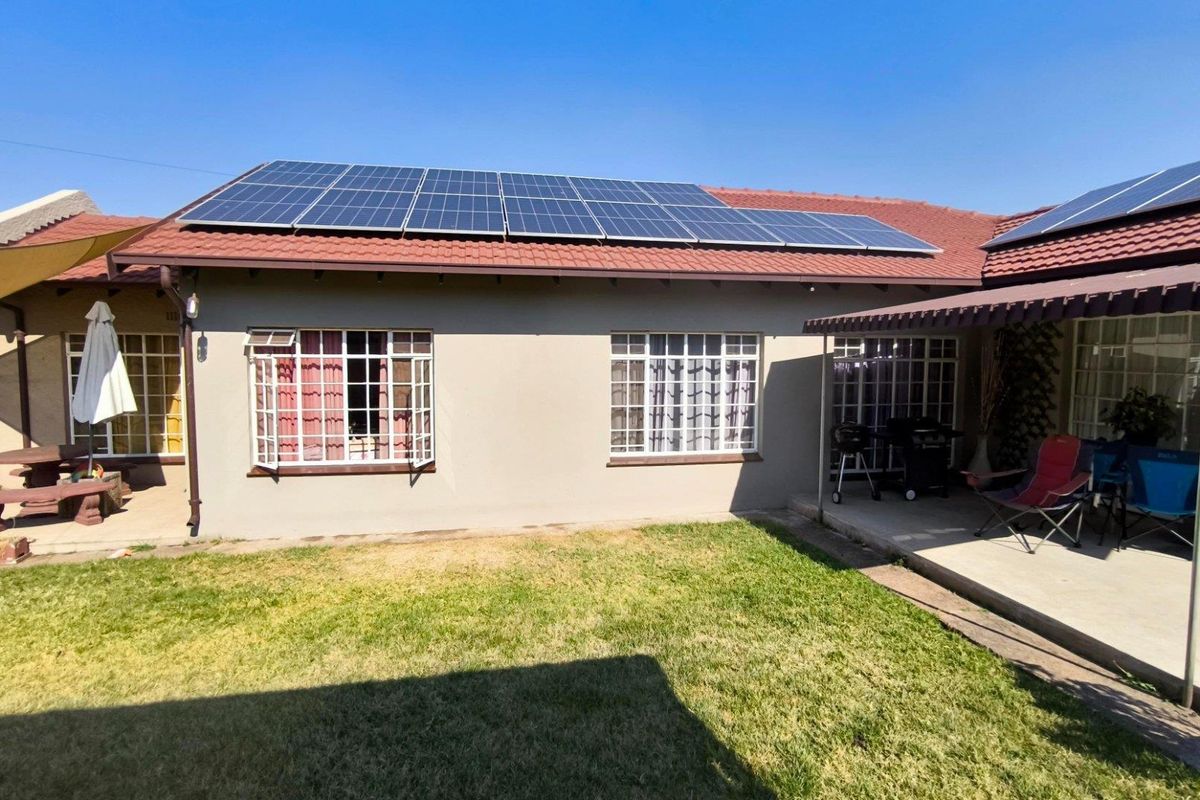 Granny Flat & FREE electricity! - Photo 3