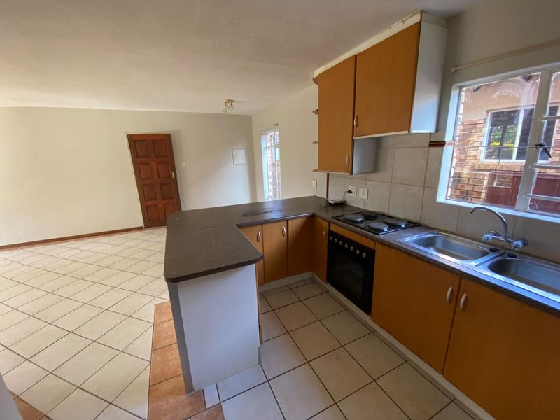 Charming 2-Bedroom Townhouse with Secure Parking & Garden - Photo 6