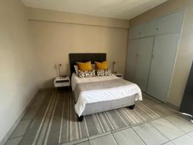 2 Bedroom 1 Bathroom Apartment - Photo 4