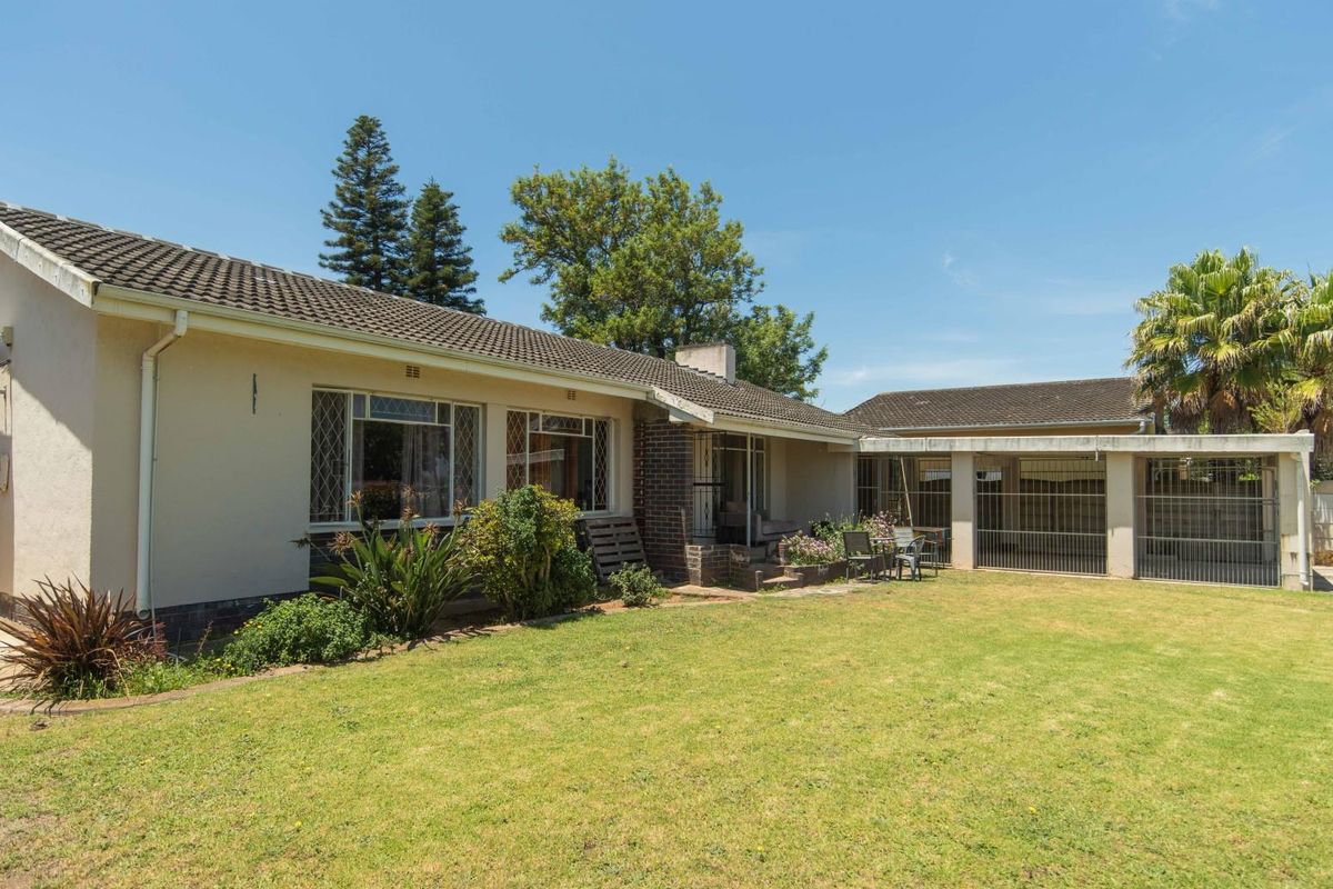 Family Home with Spacious Garden & Great Outdoor Living opposite Rowallan Park Primary School! - Photo 5