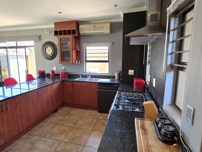 4 Bedroom 3.5 Bathroom Double Storey Family Home in Leloko - Photo 7