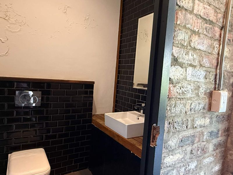 115m2 office with great natural light and views to let - Photo 10