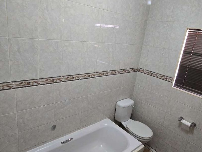 Beautiful 2nd floor unit - Photo 7