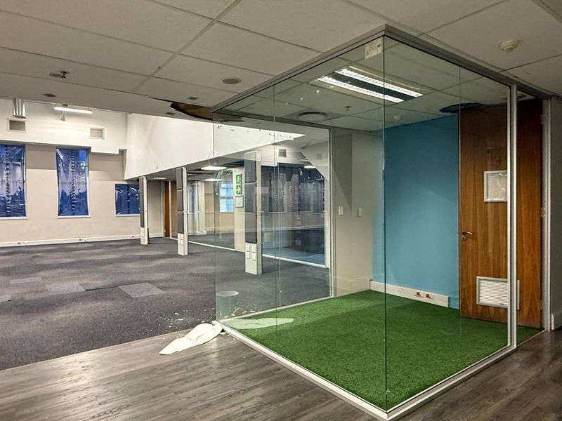 Move in ready 3149m2 office to let - Photo 5