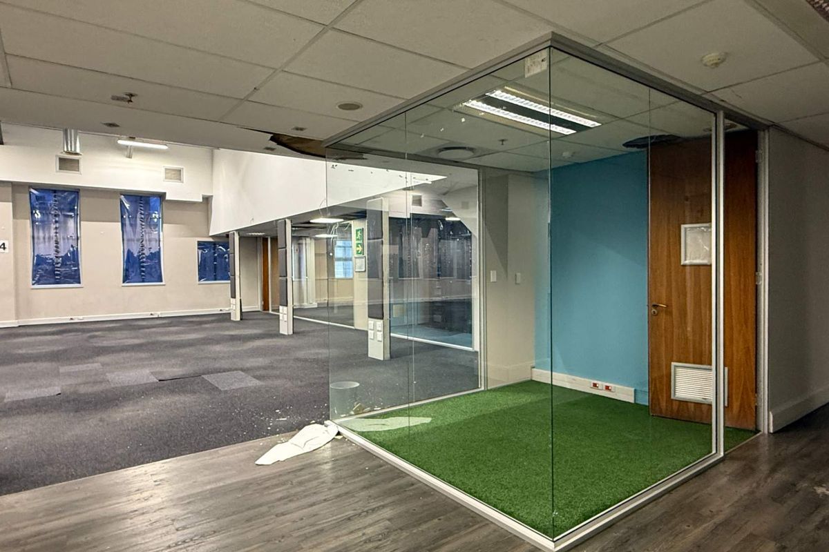 Move in ready 3149m2 office to let - Photo 5