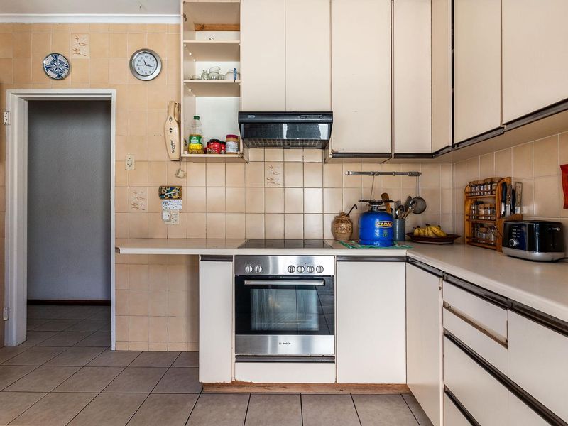 Solid family home with huge potential - Photo 9