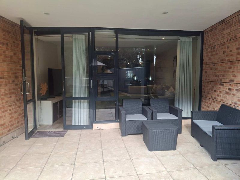 A BEAUTIFULLY FURNISHED TWO BEDROOM GARDEN APARTMENT - Photo 3