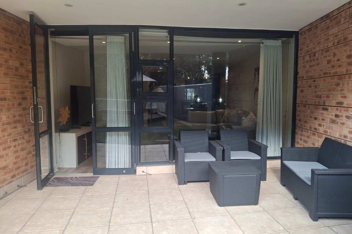 A BEAUTIFULLY FURNISHED TWO BEDROOM GARDEN APARTMENT - Photo 3