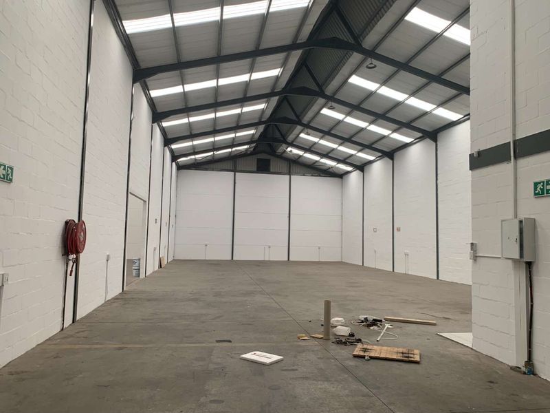 Prime Warehouse Space: Secure Location & Modern Amenities - Photo 6