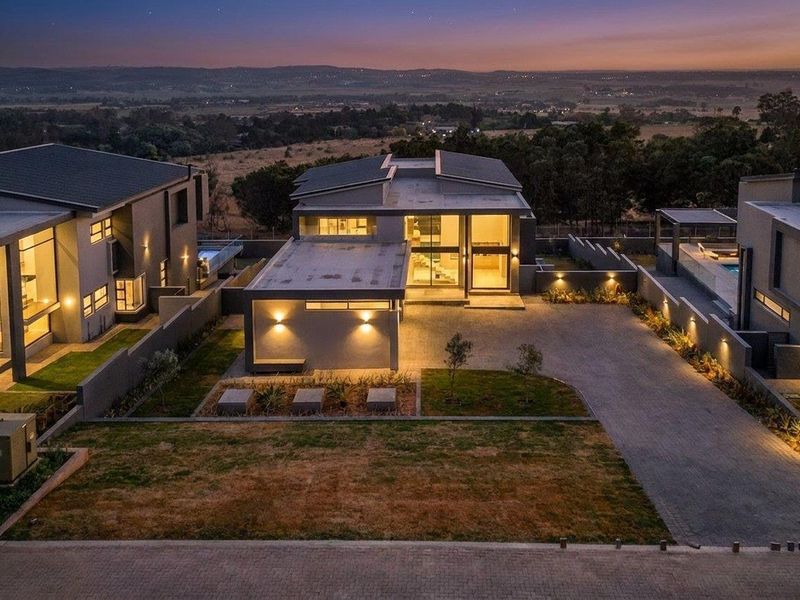 5 Bedroom Home - Defined by Distinction, Where Luxury Finds Perspective - Photo 4