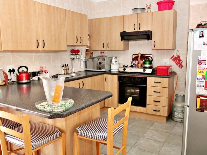 Low maintenance townhouse on sought after area - Photo 6