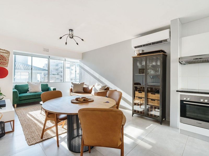 STUNNING SEA POINT APARTMENT -  PERFECT POSITION FOR STROLLERS AND JOGGERS - Photo 2