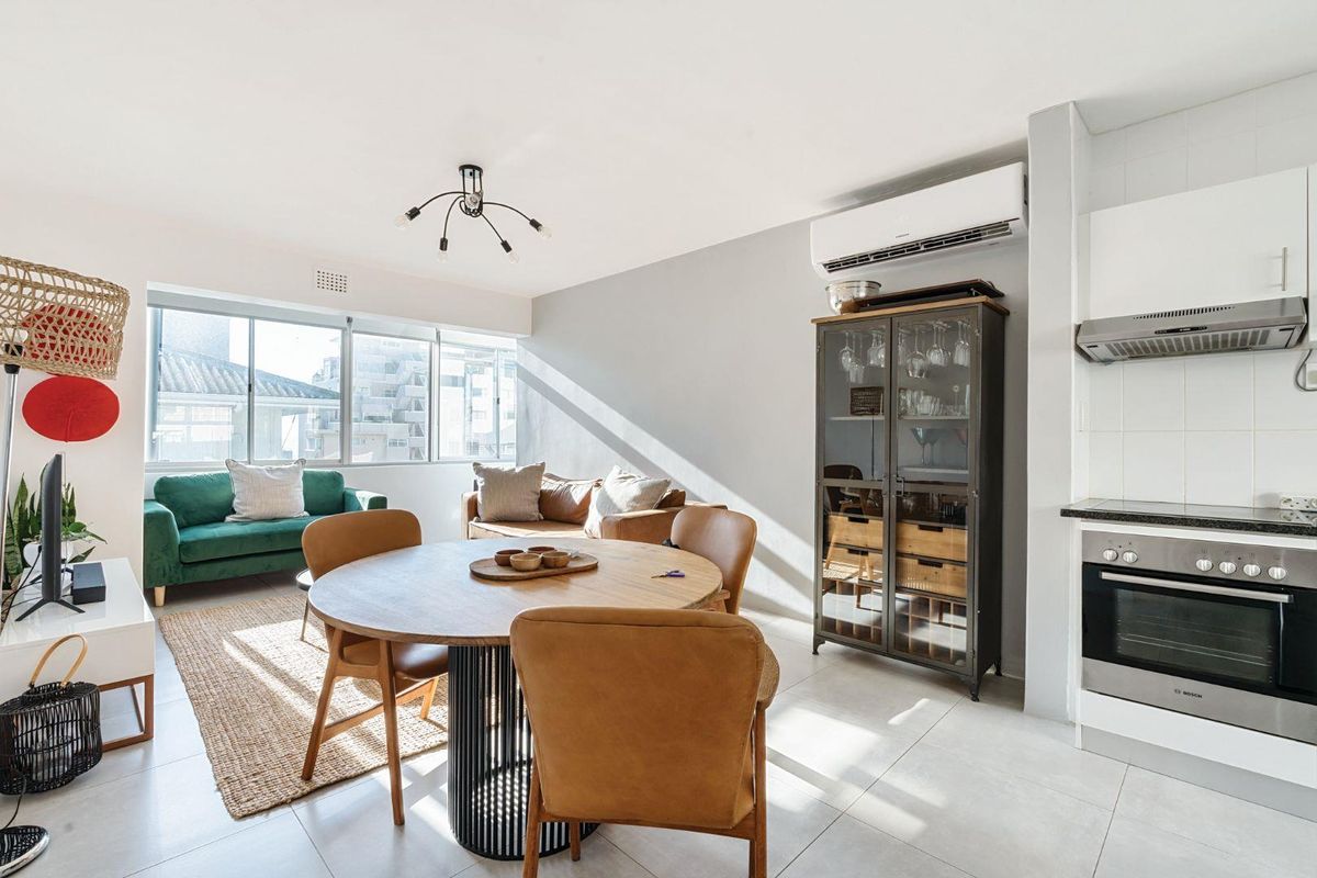 STUNNING SEA POINT APARTMENT -  PERFECT POSITION FOR STROLLERS AND JOGGERS - Photo 2