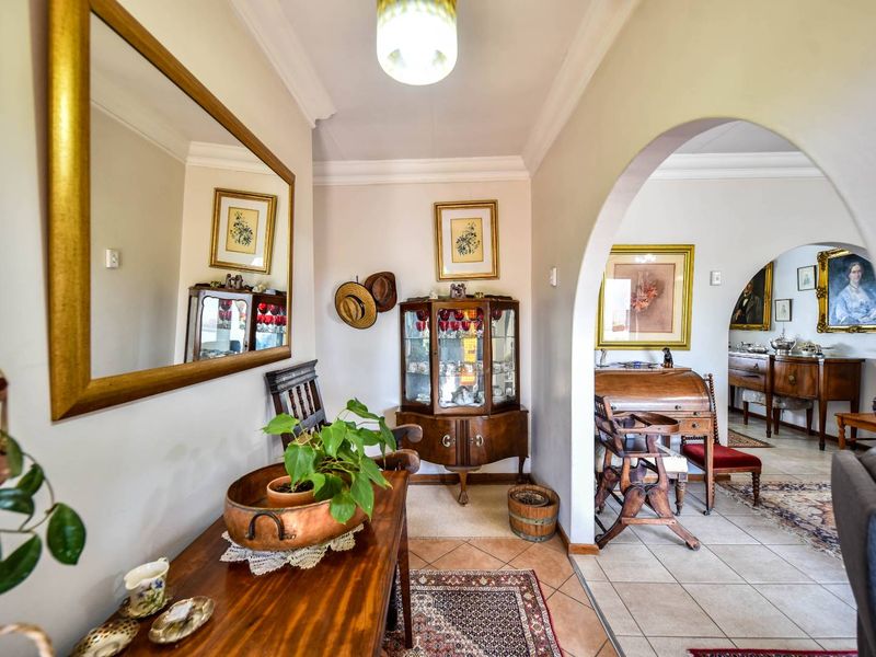 Three bedroom home with spacious flat - Garsfontein - Photo 5