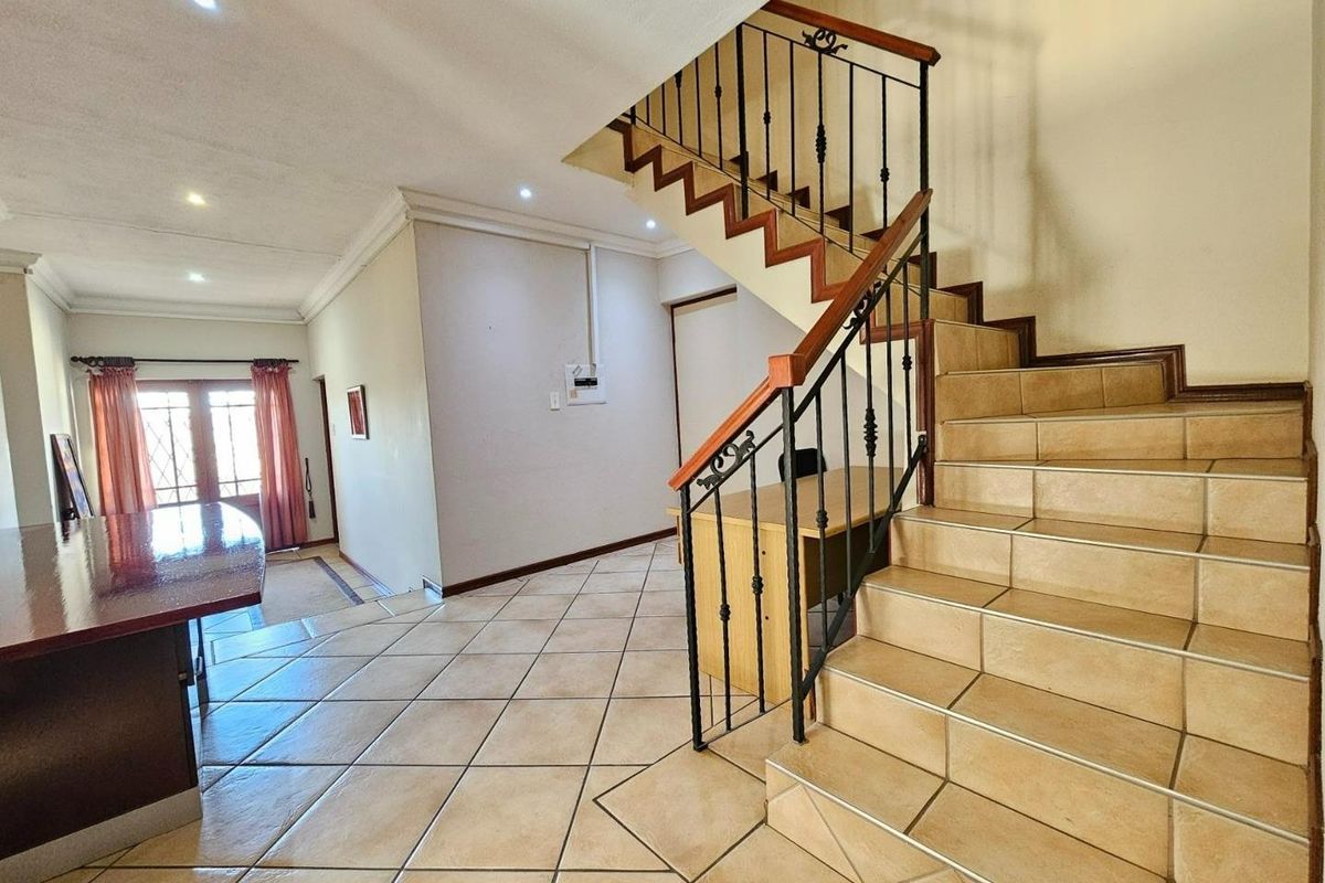 Elegant 5-Bedroom Family Home in Prime Menlo Park Location - Photo 5