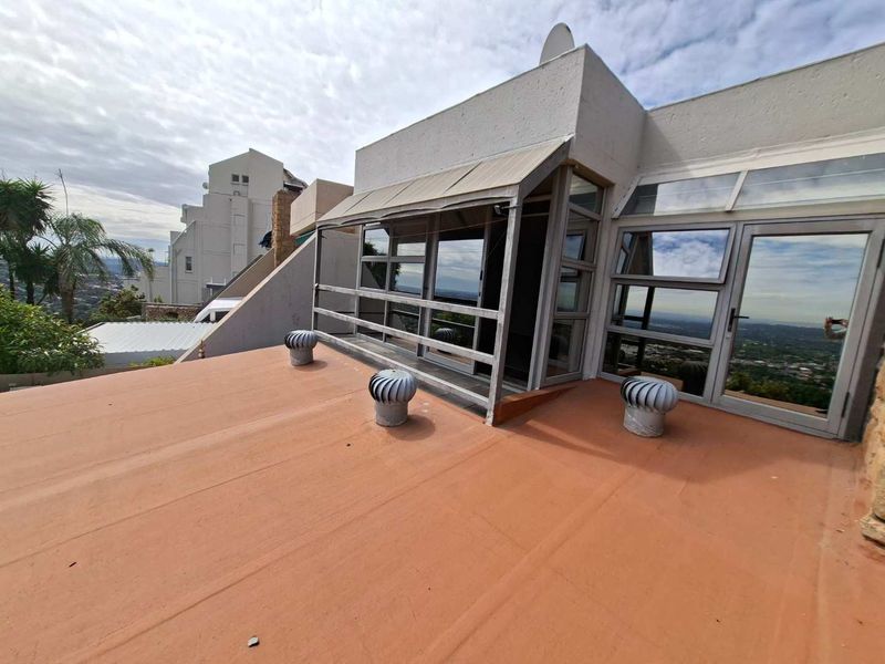 Luxury Living with Unrivalled Views in Northcliff - Photo 8