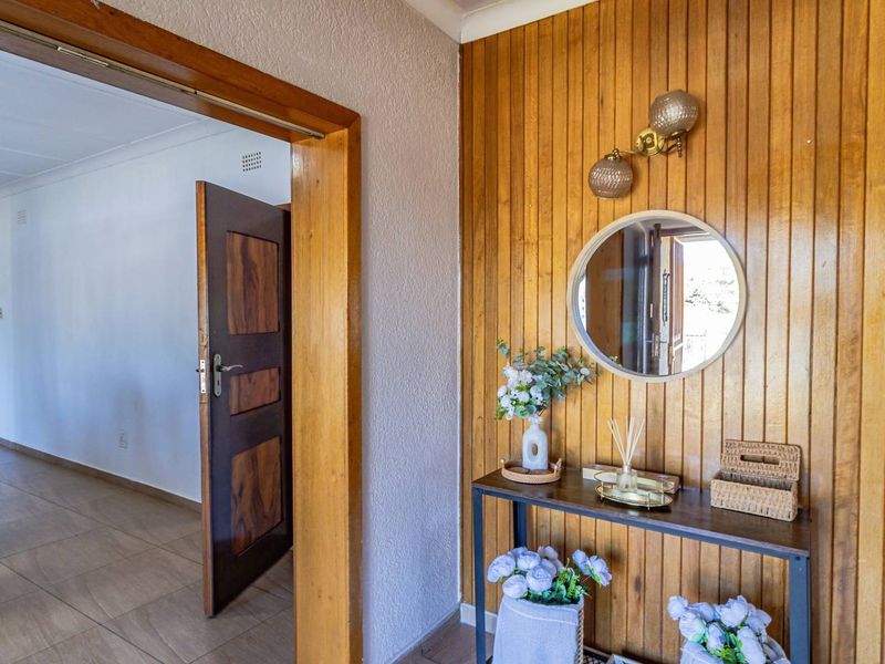 Massive 3-Bedroom Multi-Dwelling Property with 2-Bed Cottage, Pool & Study on 2,525 m2 Stand! - Photo 6
