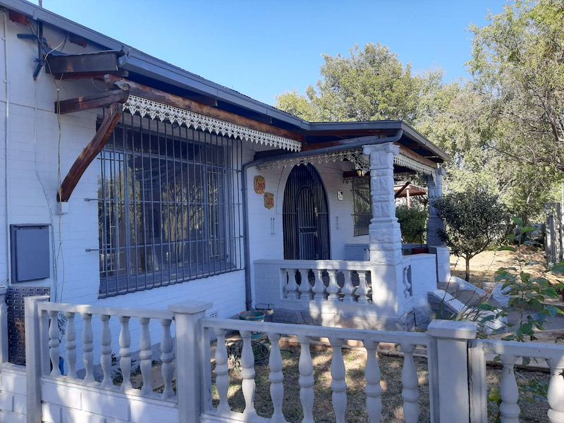 Charming and Spacious Old-Style Home with Income-Generating Flatlet - Photo 3