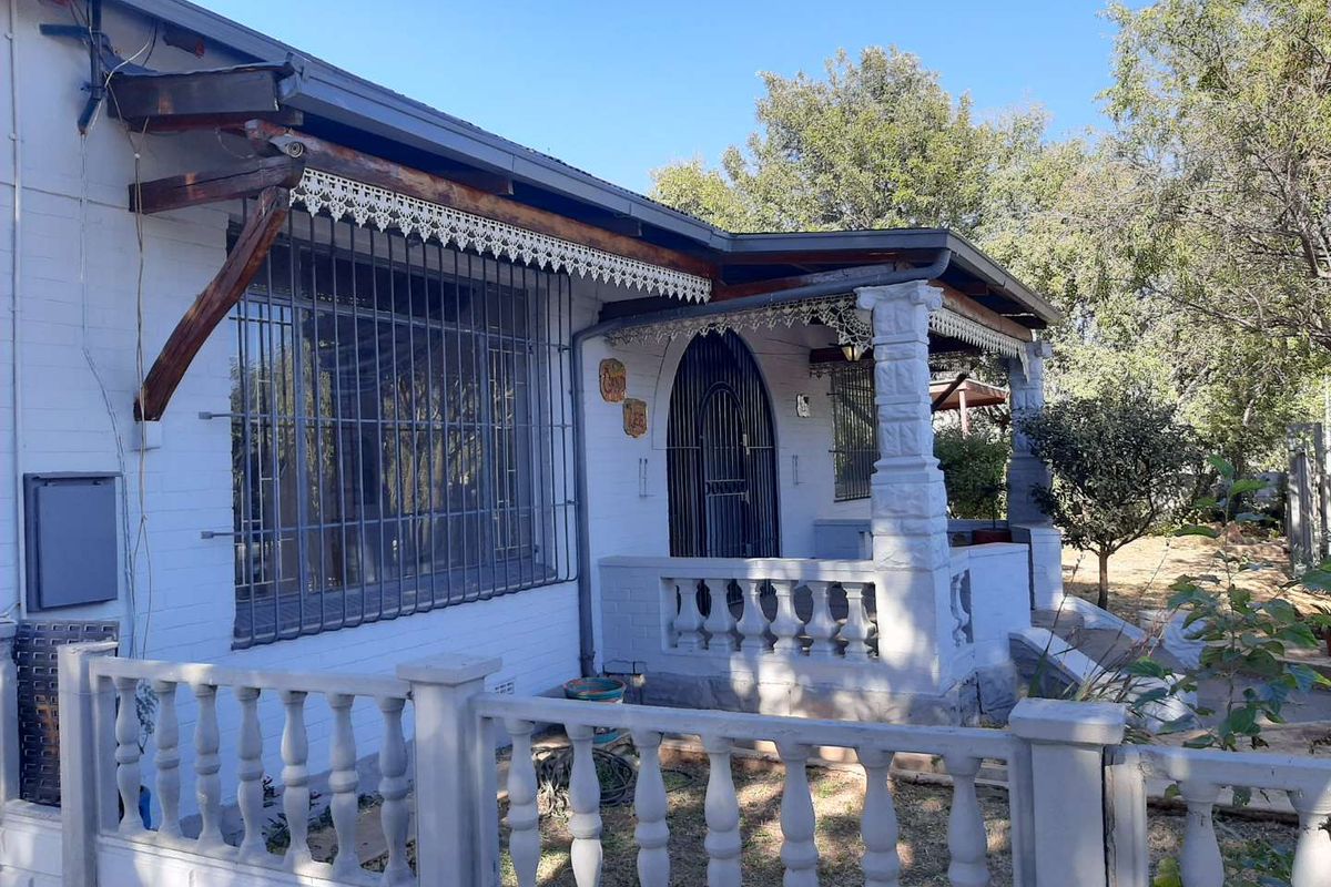 Charming and Spacious Old-Style Home with Income-Generating Flatlet - Photo 3