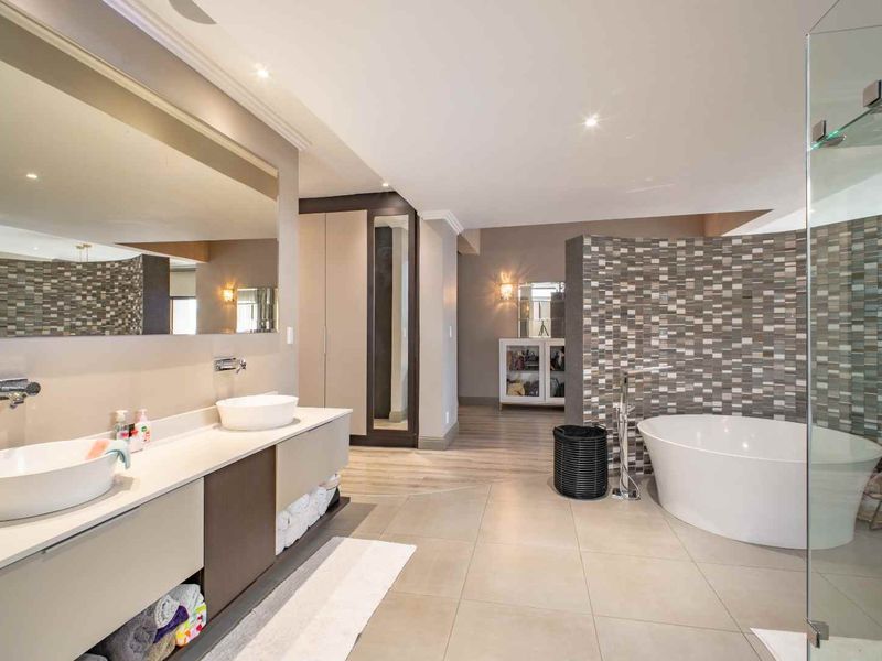 🏡 Exquisite 5-Bedroom Luxury Home for Sale in Helderfontein Estate - Photo 9