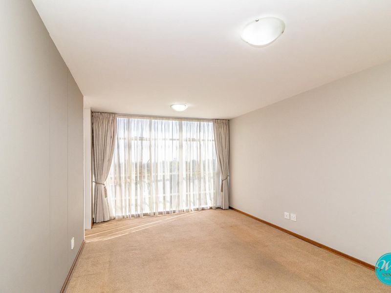Sunny, Spacious & Perfectly Positioned! - Photo 3