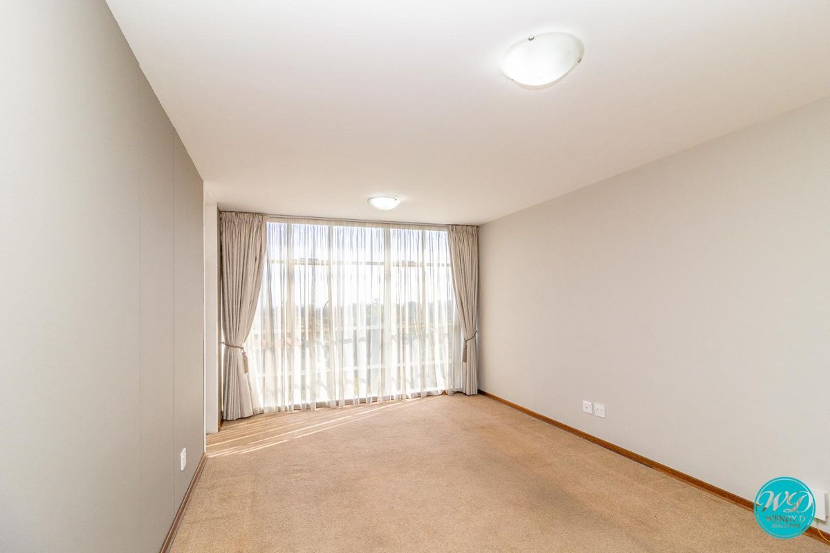 Sunny, Spacious & Perfectly Positioned! - Photo 3