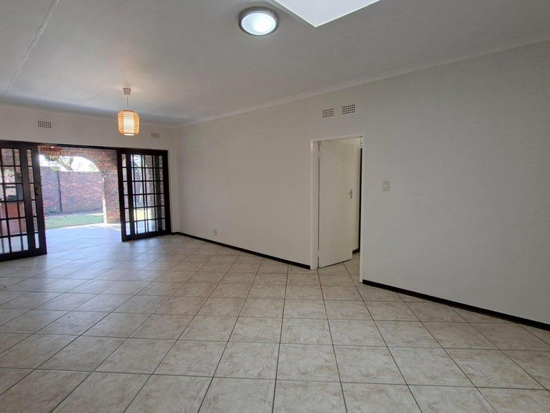 Lovely 3 bedroom, 2 bathroom, simplex available in Douglasdale - Photo 8