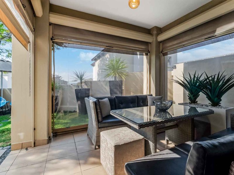 TURN THE KEY TO STYLISH DUPLEX LIVING, BOASTING MODERN DESIGN AND FLAWLESS PRESENTATION - Photo 2