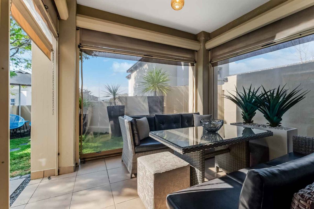 TURN THE KEY TO STYLISH DUPLEX LIVING, BOASTING MODERN DESIGN AND FLAWLESS PRESENTATION - Photo 2