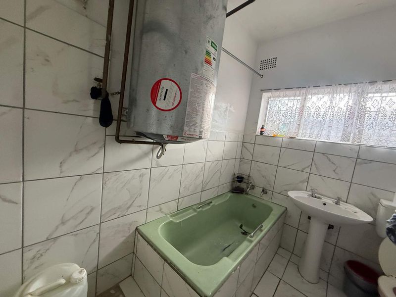 Ground Floor Comfort with Space and Security - Photo 7