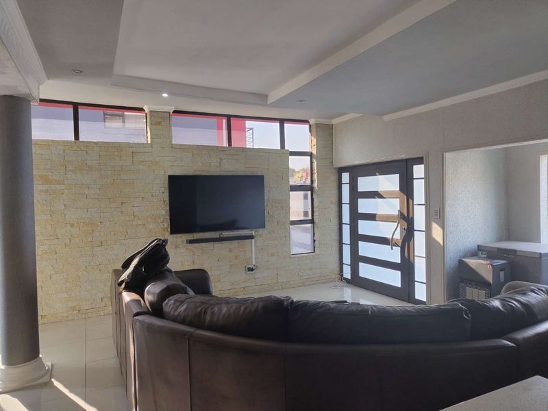 Modern Townhouse for Sale in Newcastle. - Photo 3