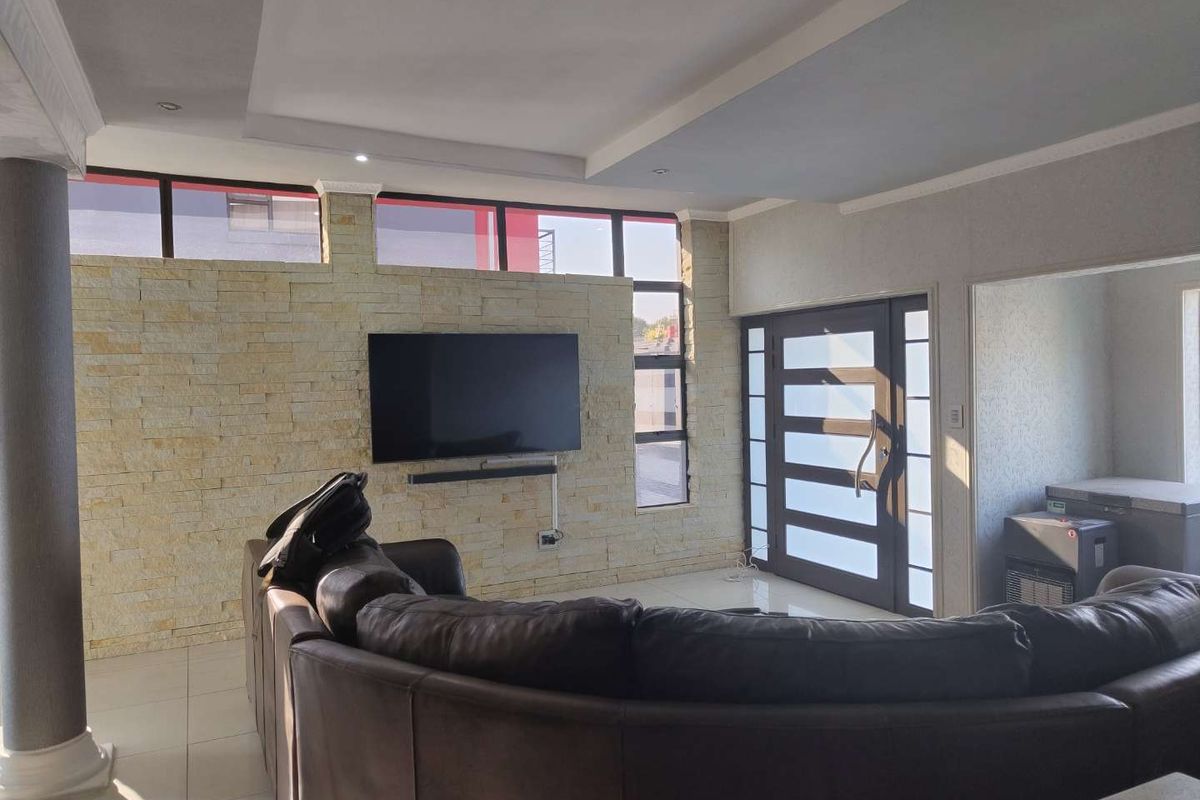 Modern Townhouse for Sale in Newcastle. - Photo 3