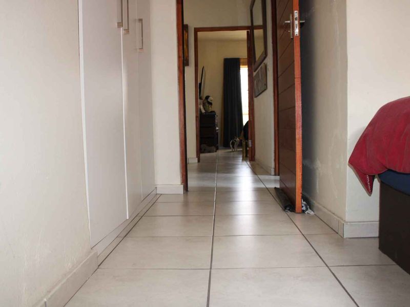 Serene Retreat: 2BR, 2BA Ground-Floor Townhouse - Photo 9