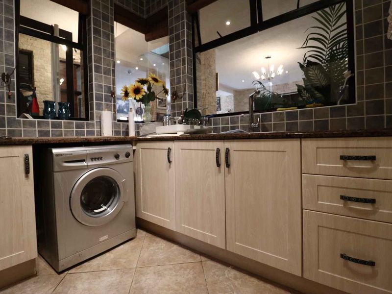 Spacious 4-Bedroom Sea-View Townhouse for Sale in Vogelstrand, Swakopmund - Photo 10