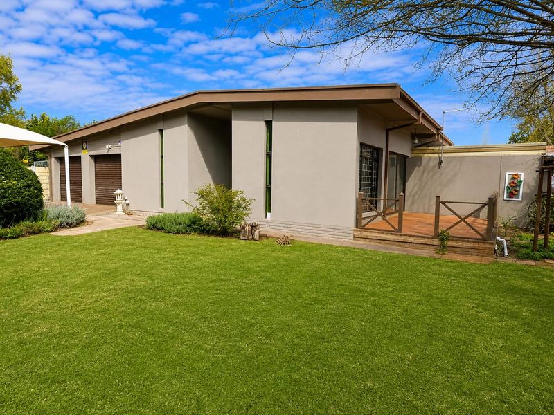 Modern and Spacious 4-Bedroom Gem to rent in Fichardtpark - Photo 1