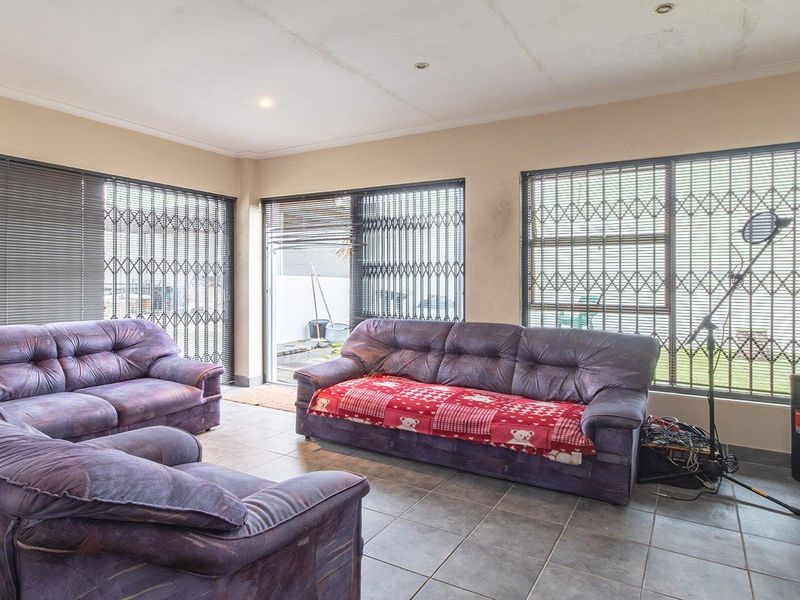 Large Modern Family Home Near Century City – Perfect for Entertaining and Investment - Photo 7
